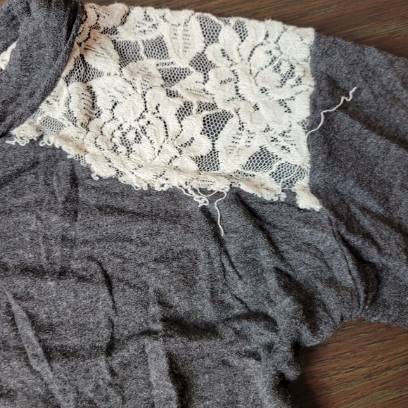 Rewind gray hi-low blouse with Lace shoulders - Picture 4 of 8